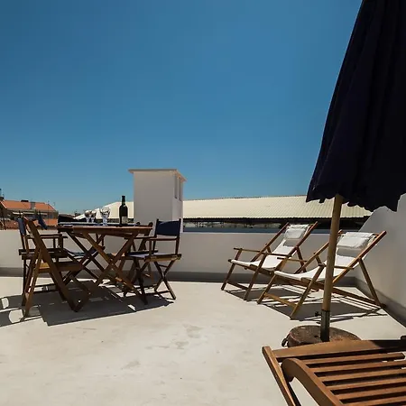 View On The River Side Apartament
